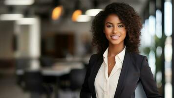 confidente africano americano mujer de negocios en elegante trabajo atuendo foto