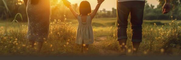 contento familia madre padre y hija caminar en naturaleza en puesta de sol sostener mano. ai generativo foto