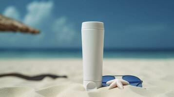 blanco vacío blanco el plastico tubo. protector solar loción en un arenoso playa, verano composición con Gafas de sol, azul mar como fondo, Copiar espacio. verano vacaciones y piel cuidado concepto, ai generativo foto