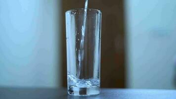 Füllung Glas durch Wasser schleppend Bewegung Video