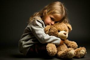 un solitario niño abrazando un osito de peluche oso para comodidad aislado en un blanco antecedentes foto