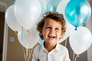 un alegre niño jugando con vistoso globos aislado en un blanco antecedentes foto