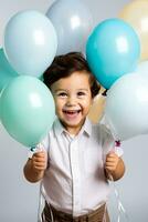 un alegre niño jugando con vistoso globos aislado en un blanco antecedentes foto