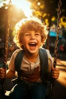 alegre niño balanceo descuidadamente en iluminado por el sol parque con radiante sonrisa foto
