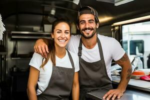 riendo masculino y hembra cocineros posando juntos en un comida camión foto