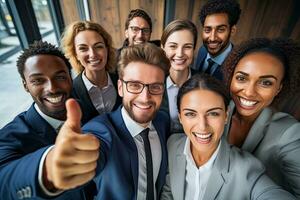 éxito concepto con diverso grupo de joven negocio personas en pie juntos sonriente aislado en blanco antecedentes foto