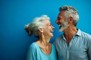 un mayor Pareja bailando felizmente y mirando a cada otro en felicidad foto