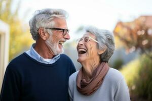 un mayor Pareja bailando felizmente y mirando a cada otro en felicidad foto