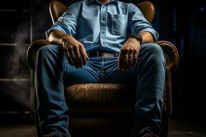 hermoso hombre vistiendo pantalones sentado en un oscuro silla con un destacar foto