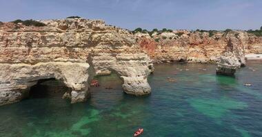 Drönare video över algarve klippor nära praia do marinha strand under dagtid