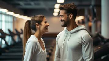 joven Pareja en deporte gimnasio foto