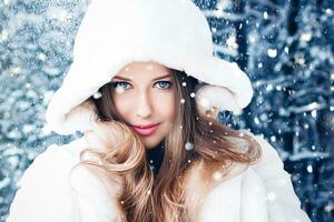 contento vacaciones, estilo de vida y invierno moda, hermosa mujer vistiendo blanco mullido piel abrigo, nevando nieve en Nevado bosque naturaleza como Navidad, nuevo año y fiesta retrato foto