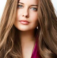 peinado, belleza y pelo cuidado, hermosa mujer con largo natural marrón cabello, glamour retrato para pelo salón y cuidado del cabello foto