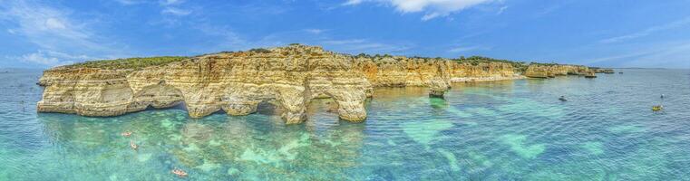 panorámico zumbido imagen terminado praia hacer marinha playa en portugués algarve durante tiempo de día foto