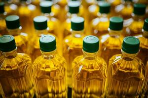 un antecedentes de pulcramente alineado vegetal petróleo botellas en un fábrica o Tienda ai generado foto