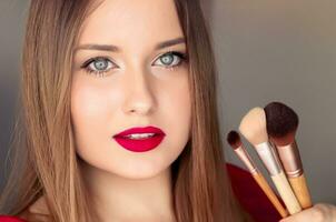 belleza, maquillaje y productos cosméticos, cara retrato de hermosa mujer con maquillaje cepillos, lujo cosmético producto, maquillaje artista o belleza blogger concepto foto