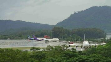 phuket, Tailândia dezembro 2, 2016 - tailandês vias aéreas boeing 747 taxiando antes saída a partir de phuket aeroporto. video