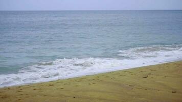 vagues roulantes s'écrasant sur la plage de nai yang, phuket, thaïlande video