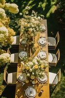 fiesta paisaje de mesa, dorado formal cena mesa configuración, mesa bohordo con oro decoración para Boda fiesta y evento celebracion, generativo ai foto