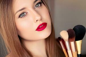 belleza, maquillaje y productos cosméticos, cara retrato de hermosa mujer con maquillaje cepillos, lujo cosmético producto, maquillaje artista o belleza blogger concepto foto