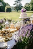 Boda pastel con lavanda floral decoración, fiesta celebracion y fiesta postre en un campo jardín, evento comida abastecimiento, país cabaña estilo, generativo ai foto