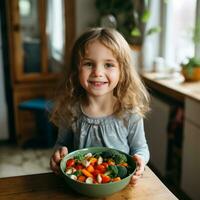 contento niña promoviendo sano comiendo foto