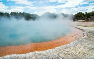 champán piscina un icónico turista atracción de wai-o-tapu el geotermia mundo maravilloso en rotoua, nuevo zelanda foto