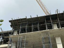 construcción sitio con un grua y un edificio foto