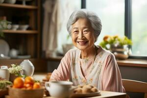 alegre retirado asiático tía con plata pelo disfruta preparando sano desayuno foto