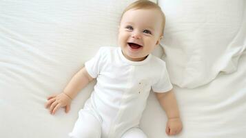 bebé modelo vistiendo un blanco vacío blanco mono, acostado en un blanco cama, sonriente, ai generado foto
