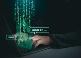 los piratas informáticos trabajan en computadoras portátiles en la oscuridad. el concepto de seguridad de la información en la red de internet y el espionaje de la información. foto