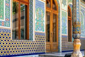 Taskent, uzbekistán-agosto 11, 2023-decorado frente puerta de un museo de aplicado letras en Taskent, el capital de Uzbekistán durante un verano día foto