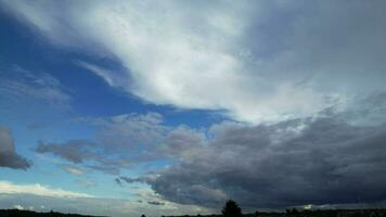 hora lapso. alto ángulo ver de rápido Moviente dramático nubes terminado lutón ciudad de Inglaterra Reino Unido durante puesta de sol video