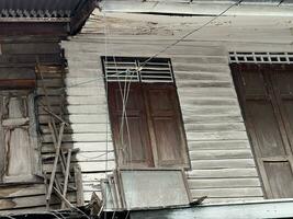 abandoned home in the city photo