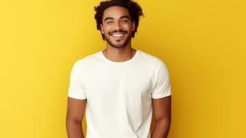 un hombre sonriente mientras mirando apagado vistiendo un llanura blanco camiseta Bosquejo, ai generado foto