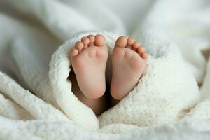 recién nacidos precioso dedos de los pies, anidado debajo un suave blanco frazada, un de cerca ai generado foto