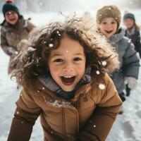 emocionado amigos jugando en el nieve foto