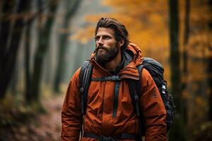 hombre excursionismo en bosque con otoño colores foto