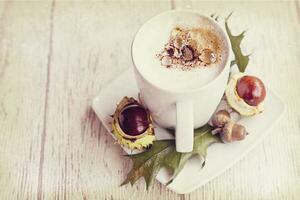 caliente otoño café con espuma y castañas en un de madera antecedentes foto