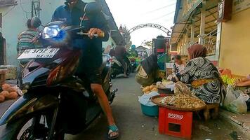 magolang, Indonésia - o9 24, 2023.retrato do pasar gotong royong, uma tradicional mercado dentro a manhã do a dia video