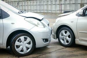 coche accidente colisión en el la carretera cuando eso lluvias, el la carretera es resbaladizo. el concepto de coche seguro en contra accidental daño. foto