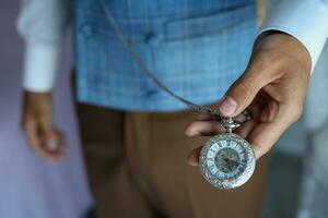 novio consiguiendo Listo para su boda. detalle de tu reloj foto