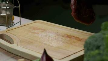 profissional chefe de cozinha aplica-se verduras para carne bife. lento movimento fechar acima. video