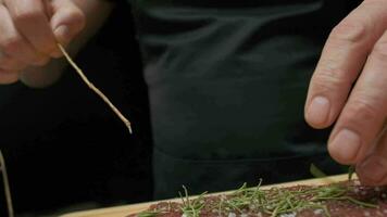 profesional cocinero aplica verduras a carne filete. lento movimiento cerca arriba. video