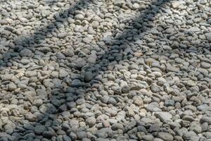 pequeño volcánico piedras son igualmente arreglado en el césped a cubrir el suelo cuales será dar un limpiar y ordenado efecto. foto