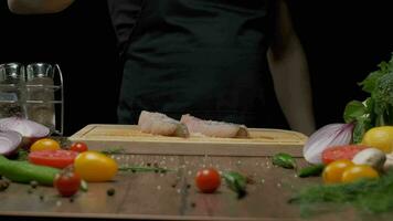 profesional cocinero salazón blanco pescado filete. lento movimiento cerca arriba video