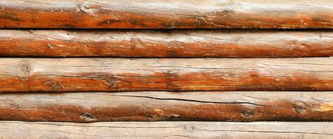 pared hecha de troncos de madera de fondo. textura de valla de vigas de madera foto