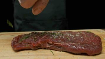 profesional cocinero aplica verduras a carne filete. lento movimiento cerca arriba. video