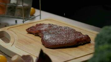 profesional cocinero salazón carne filete bife, cerca arriba lento movimiento video