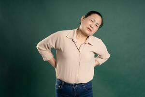 gangang de edad mediana asiático hembra retrato posando en azul antecedentes foto